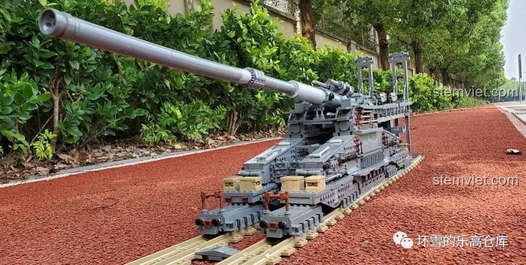 Mô hình Pháo Xe Lửa Dora 800mm Đức KAZI KY10005 được trưng bày ngoài trời, nổi bật trên nền xanh.