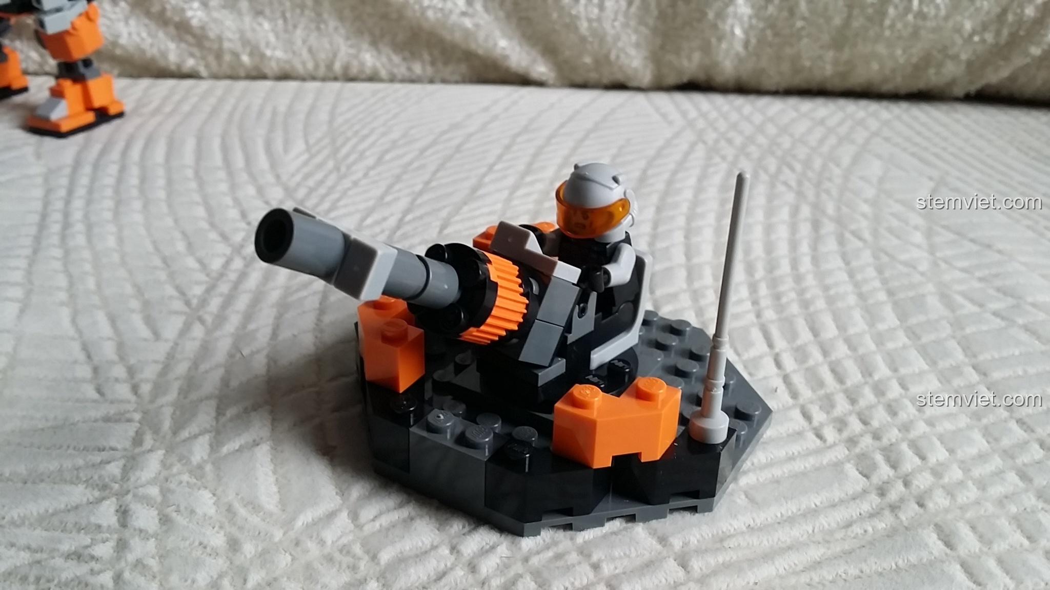 Góc nhìn cận cảnh khẩu pháo nhỏ của GUDI 8224, làm nổi bật nòng pháo và cơ chế xoay.