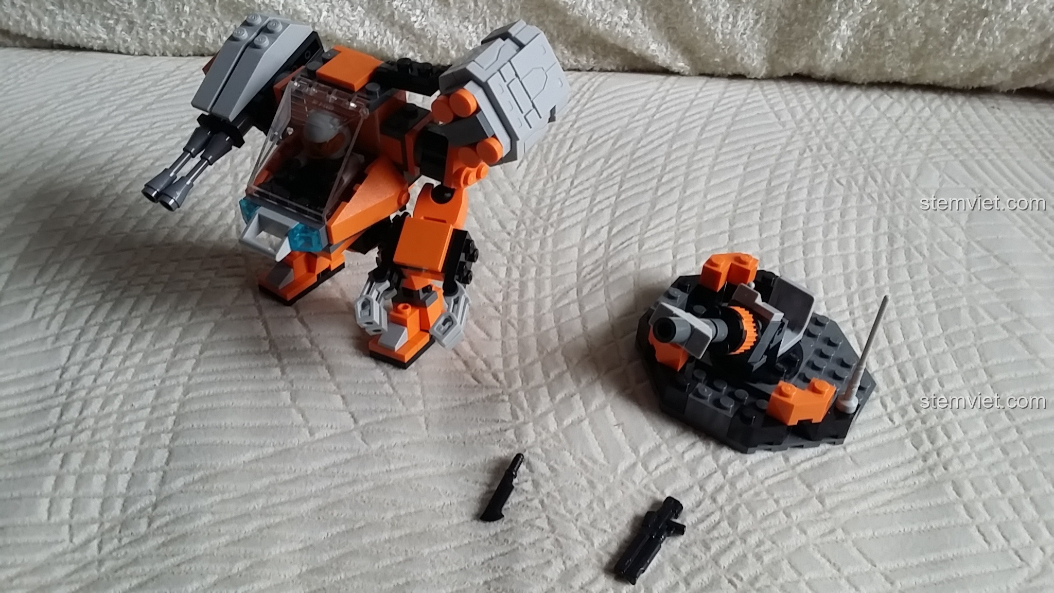 Khẩu pháo nhỏ của GUDI 8224 Robot Chiến Đấu từ góc nhìn thấp, làm nổi bật chi tiết đế.