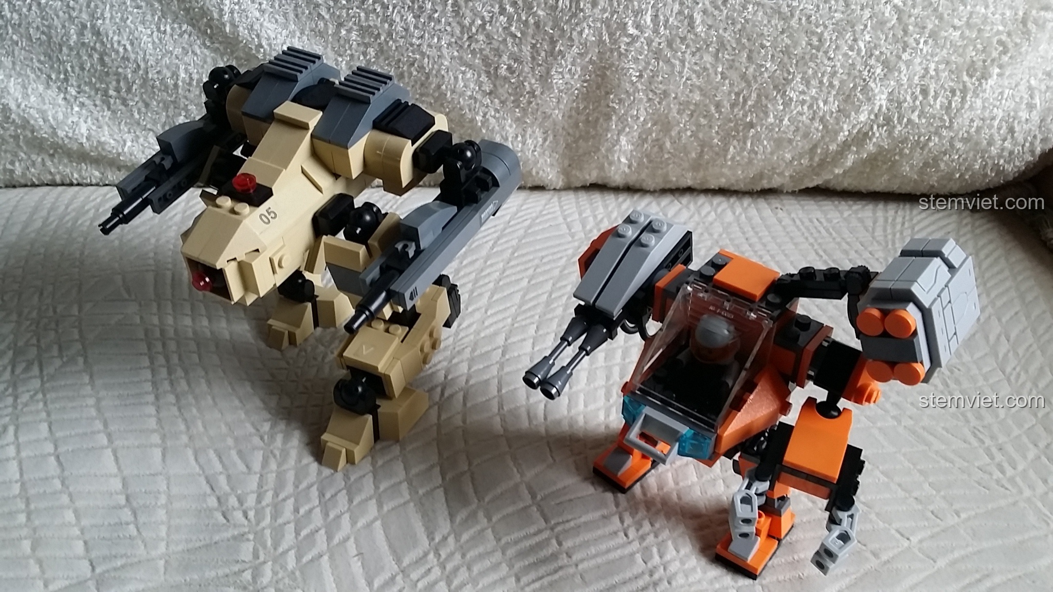 Khẩu pháo nhỏ đi kèm bộ GUDI 8224 Robot Chiến Đấu, với minifigure đang điều khiển.