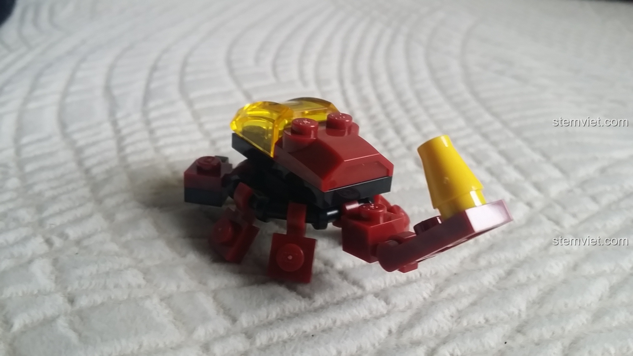 Khẩu pháo nhỏ đi kèm bộ đồ chơi lắp ráp GUDI 8226 Metal Knight, với thiết kế hiện đại.