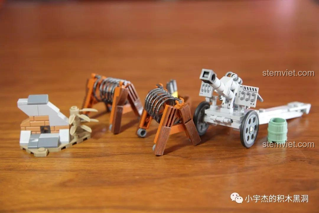 Pháo kéo và cảnh quan nhỏ từ bộ Panlos Brick 631007 được đặt cùng nhau, tạo bối cảnh chiến đấu.