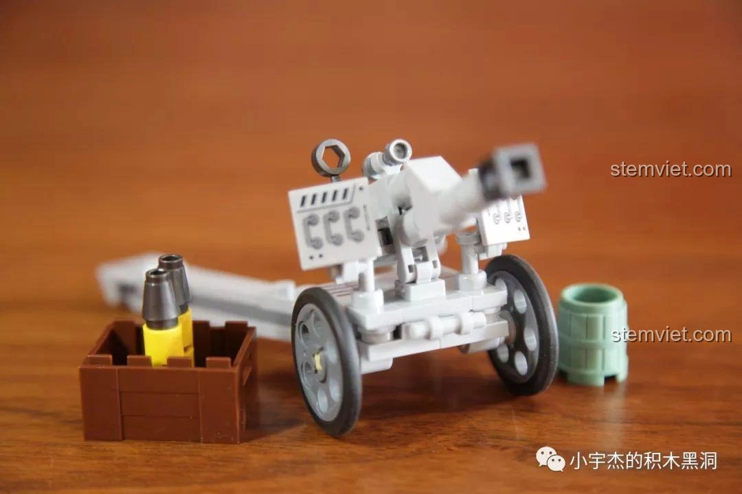 Góc nhìn cận cảnh pháo kéo Panlos Brick 631007, thể hiện chi tiết bánh xe và cơ chế.