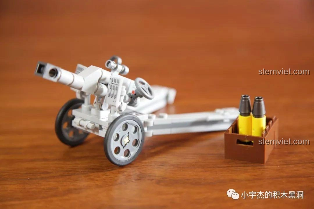 Mô hình pháo kéo quân sự và thùng đạn với hai viên đạn từ bộ Panlos Brick 631007.