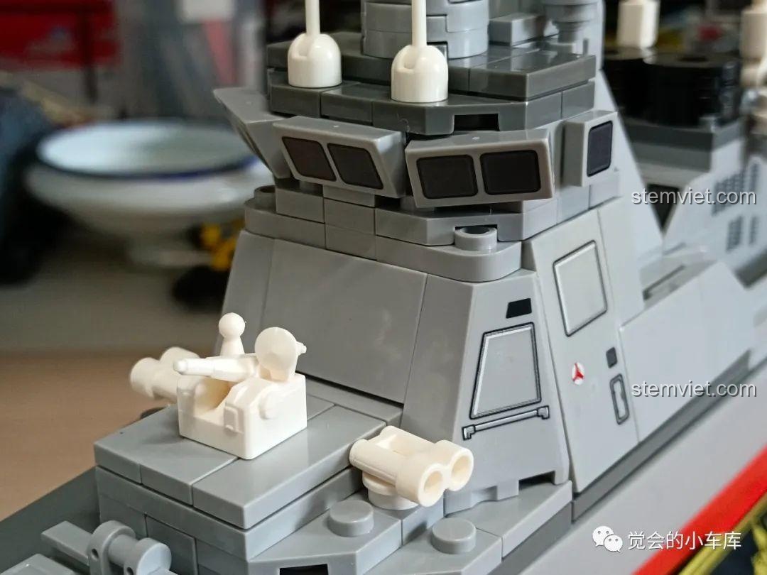 Cận cảnh pháo phòng không 730 và đài chỉ huy trên mô hình Tàu chiến Type 052D, thể hiện sự chi tiết trong thiết kế của SEMBO.