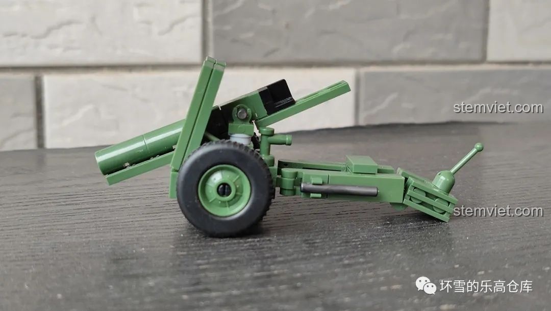 Mô hình lắp ráp Pháo bộ binh hạng nặng sIG33 Quanguan nhìn từ góc nghiêng, thể hiện cấu trúc giá đỡ pháo.