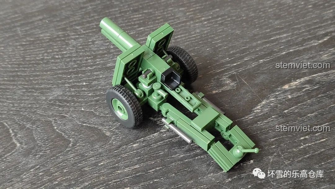 Mô hình lắp ráp Pháo bộ binh hạng nặng sIG33 Quanguan nhìn từ trên xuống, cho thấy tổng thể cấu trúc và các chi tiết nhỏ.