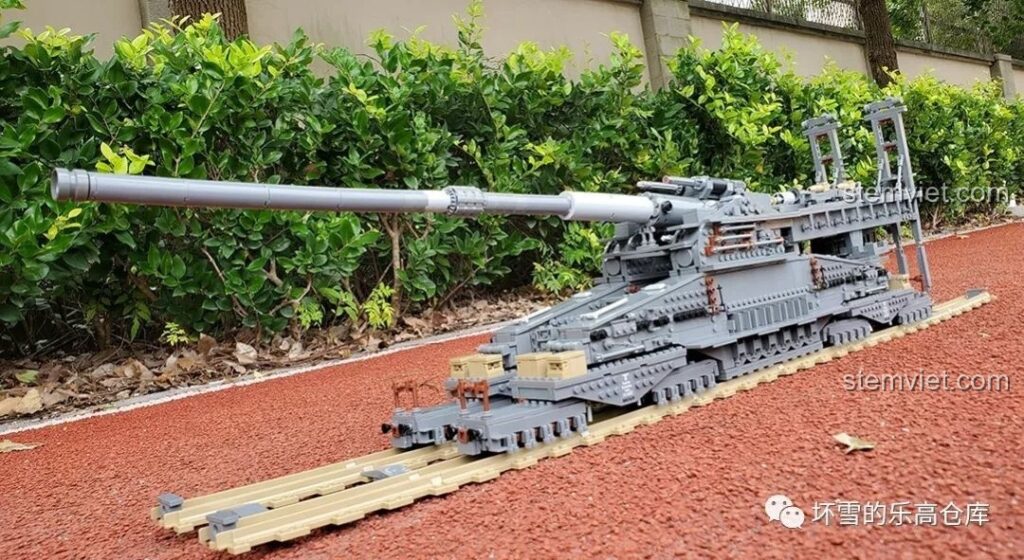Mô hình pháo xe lửa Dora 800mm Đức KAZI KY10005 đã hoàn thành, đặt trên đường ray, thể hiện kích thước ấn tượng.