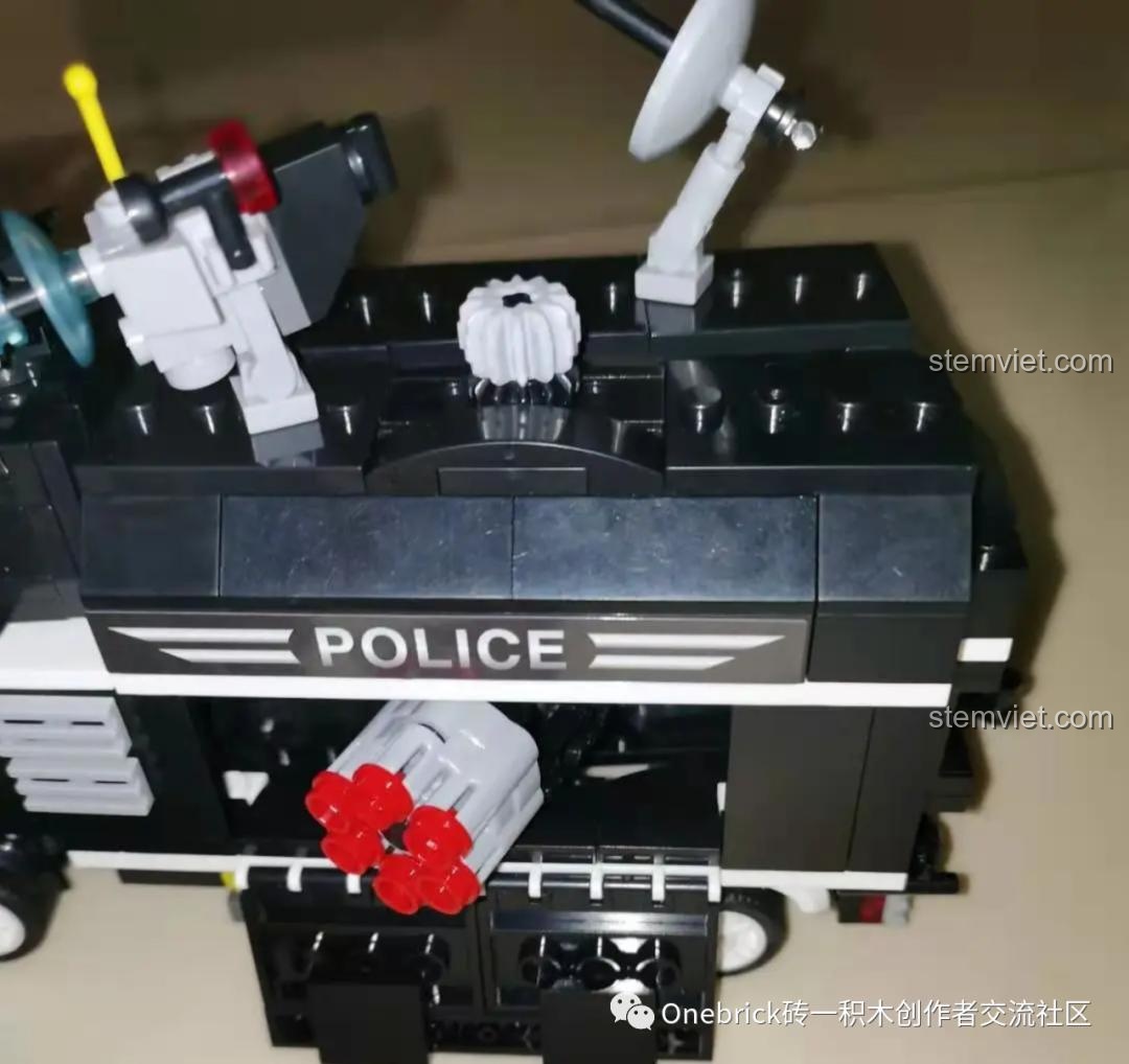 Khẩu pháo xoay được giấu bên trong hông xe của mô hình đồ chơi xây dựng Xe Chỉ Huy Tác Chiến Chống Khủng Bố AR 1576.