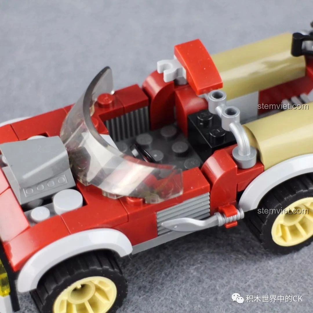 Cận cảnh khẩu pháo xoay gắn ở đuôi xe Jeep dã chiến trong bộ Qman 3208 Chiến Dịch Thiên Mạc, với nòng súng chi tiết.