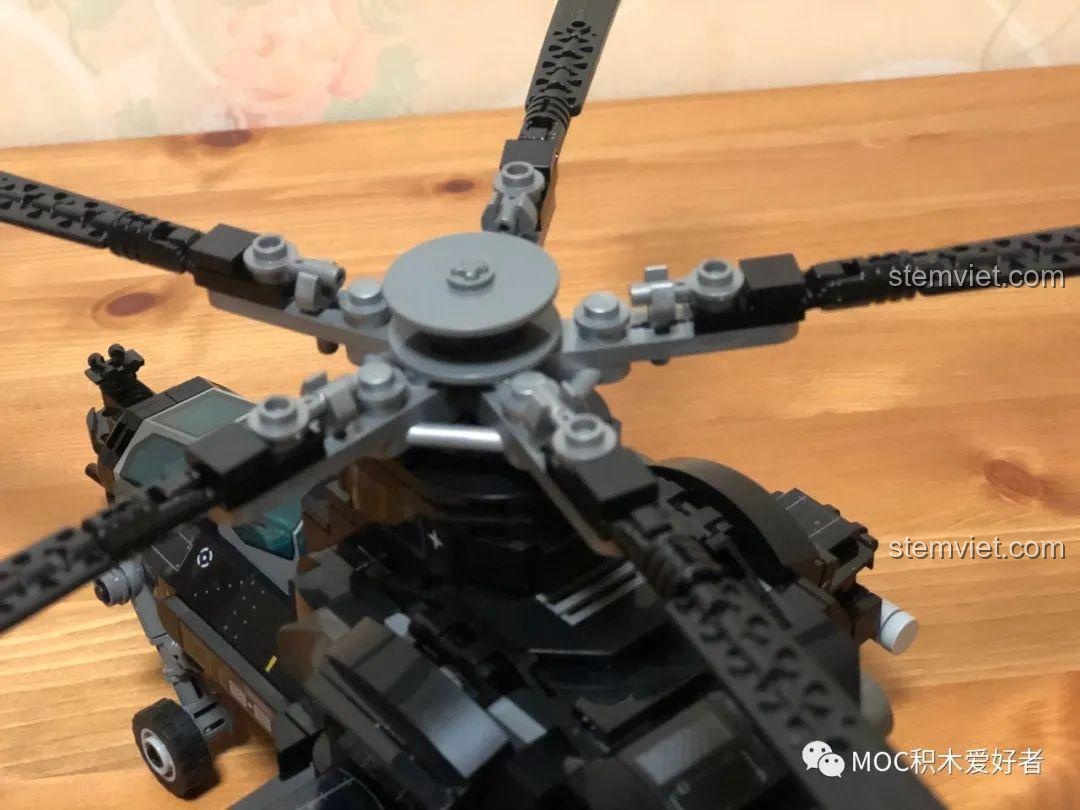 Phi công ngồi trong buồng lái của mô hình Sembo 202119 Trực thăng tấn công Z-10, sẵn sàng cất cánh.