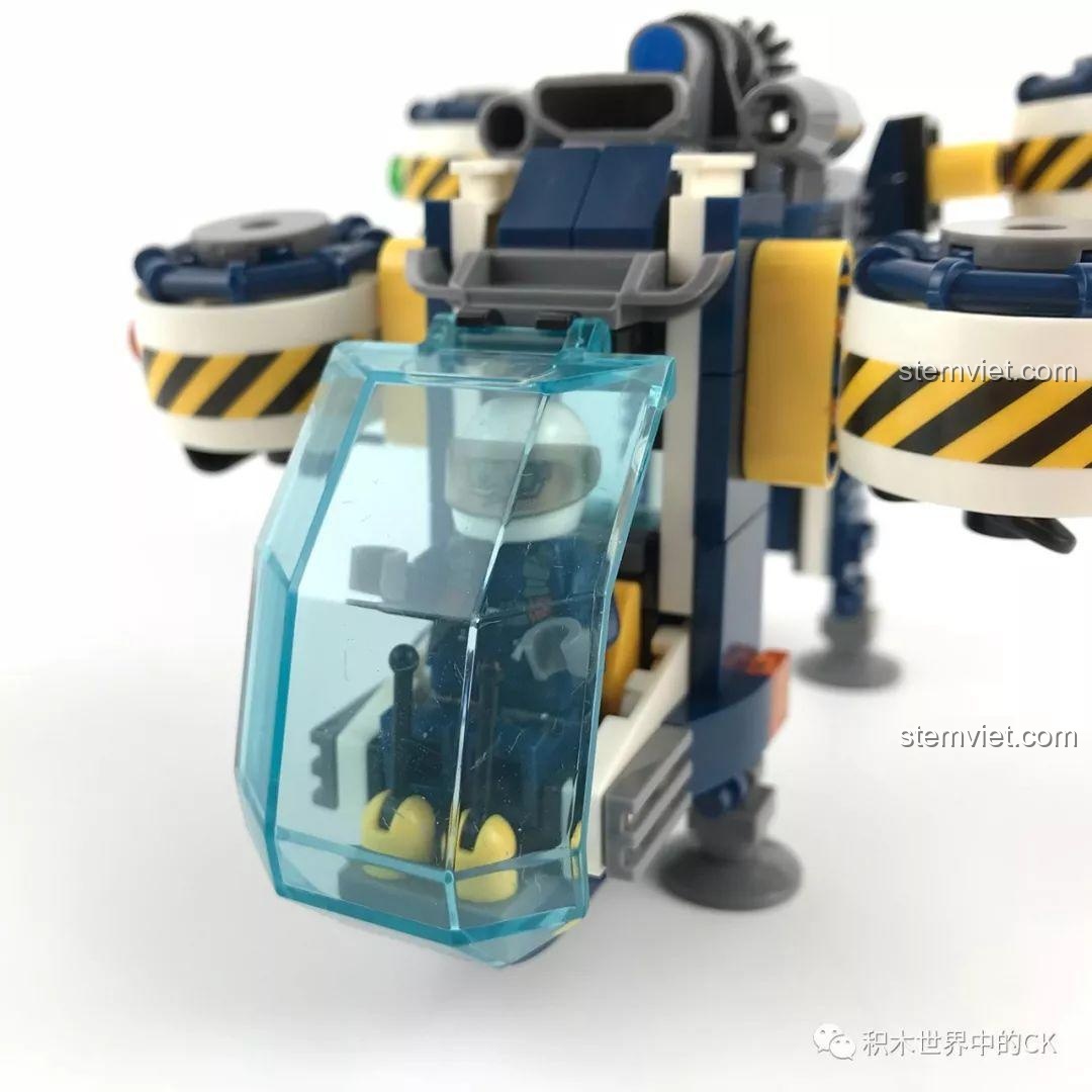 Minifigure phi công được đặt gọn gàng bên trong buồng lái của máy bay vận tải năng lượng Sembo SD9510.