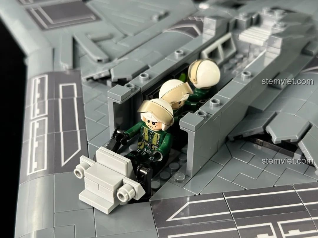 Ba minifigure phi công đang ngồi trong buồng lái của mô hình Sát thủ tàng hình H-20 Panlos Brick.
