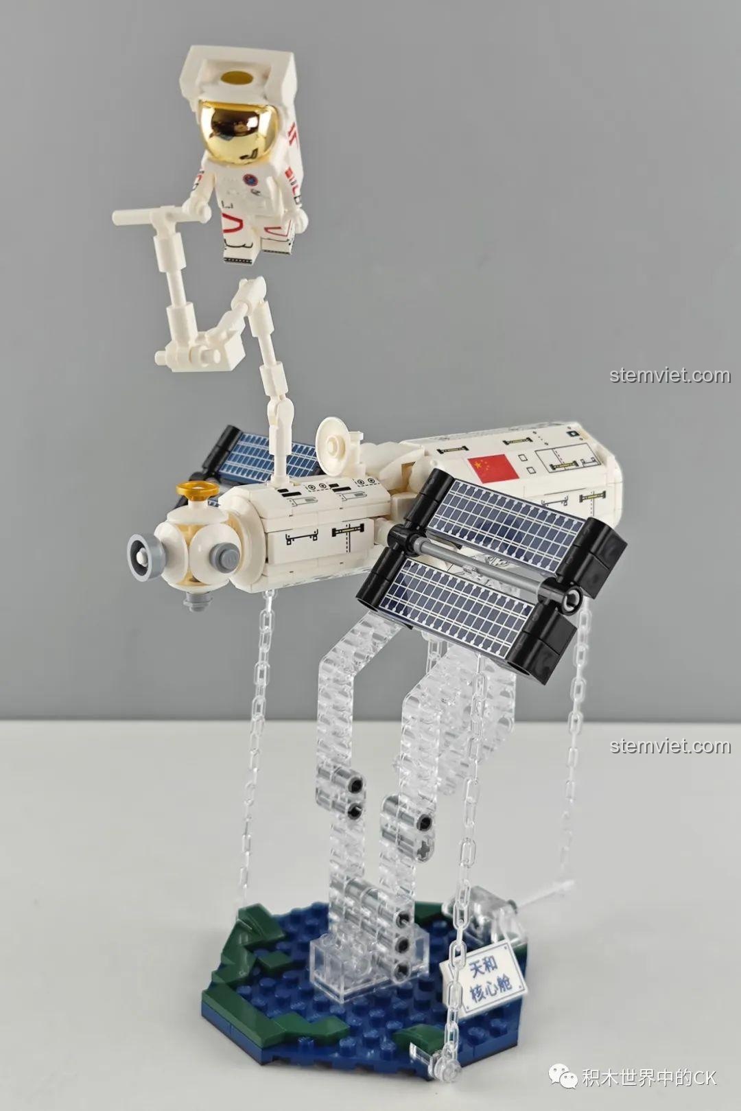 Minifigure phi hành gia được gắn vào cánh tay robot của trạm vũ trụ Keeppley K10210.