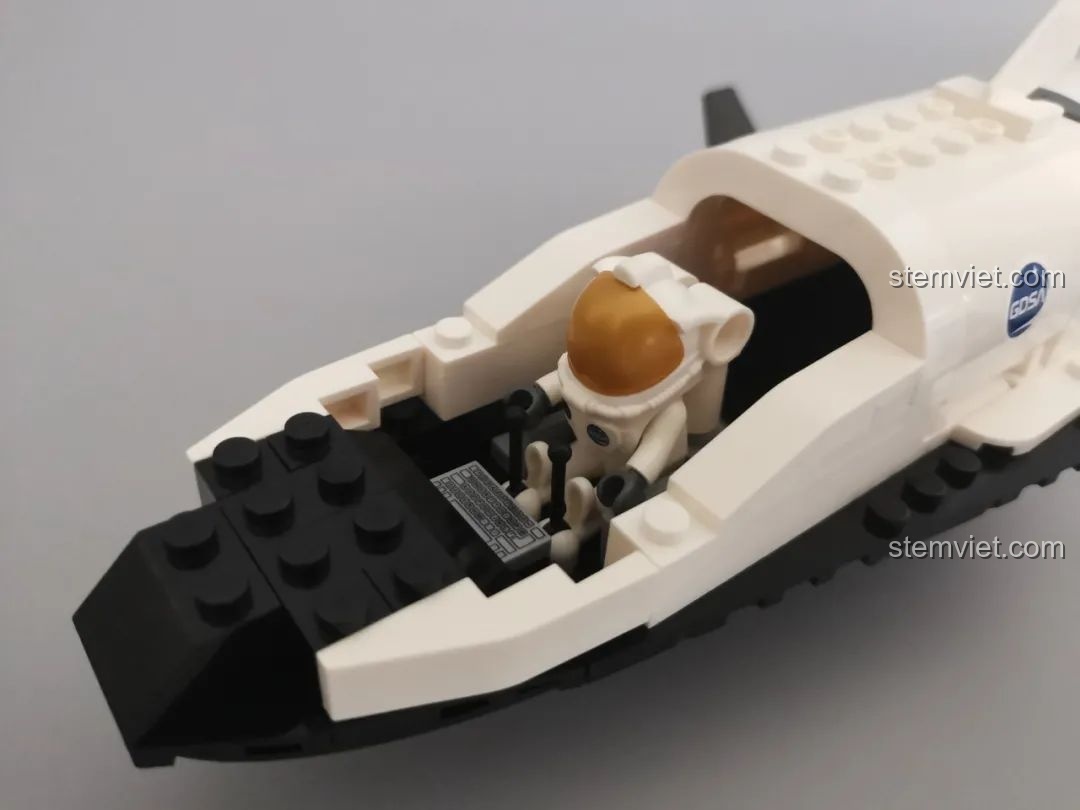 Minifigure phi hành gia được đặt vào trong khoang lái của tàu con thoi GUDI 10803.