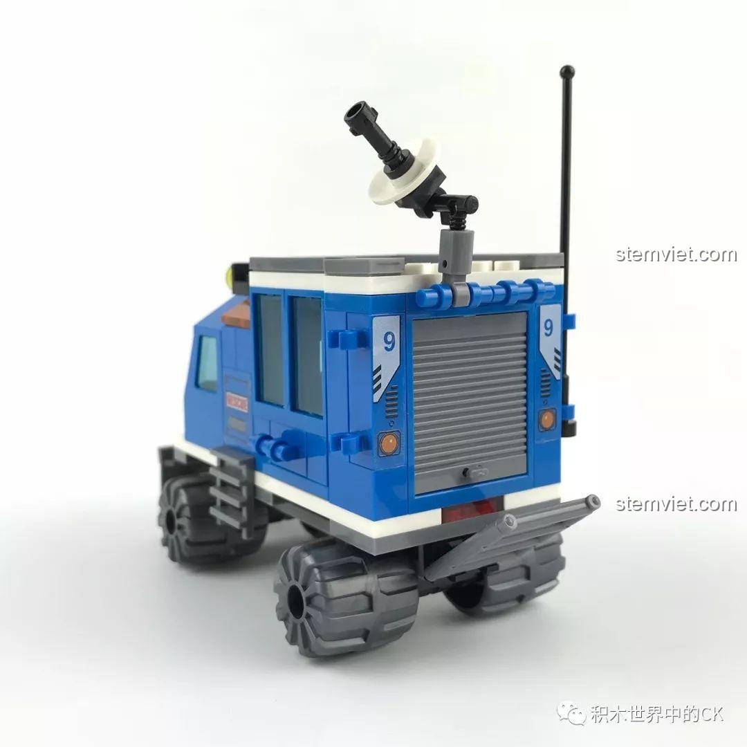 Phía sau của xe cứu hộ tuyết SY SD9513 với cửa cuốn, ăng-ten và thang gập, thể hiện sự chi tiết của mô hình.