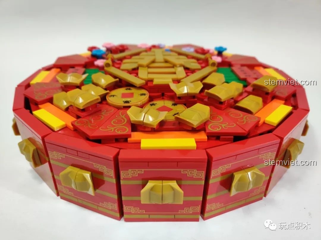 Phối màu đỏ và vàng của bộ Hộp đựng đồ mứt Tết C 9122, mang đậm không khí Tết cổ truyền.