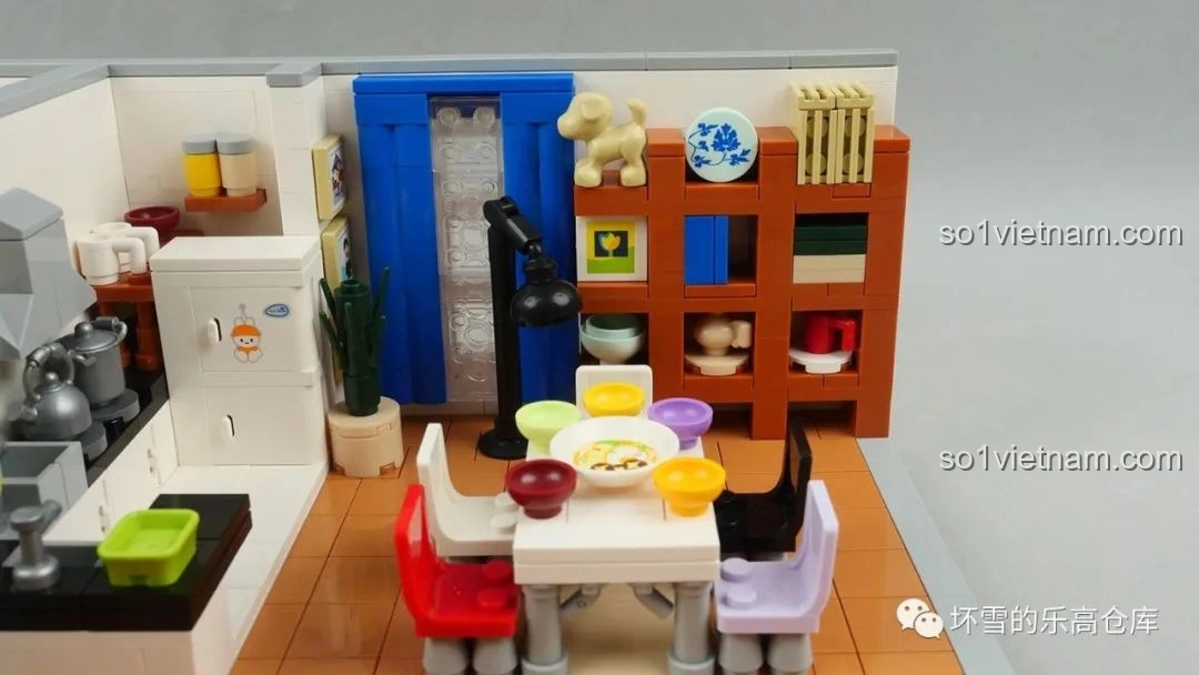 Phòng ăn của đồ chơi lắp ghép Gia Hữu Nhi Nữ SEMBO, với bàn ăn, ghế, kệ trang trí và các vật dụng nhỏ, tạo không gian ấm cúng.