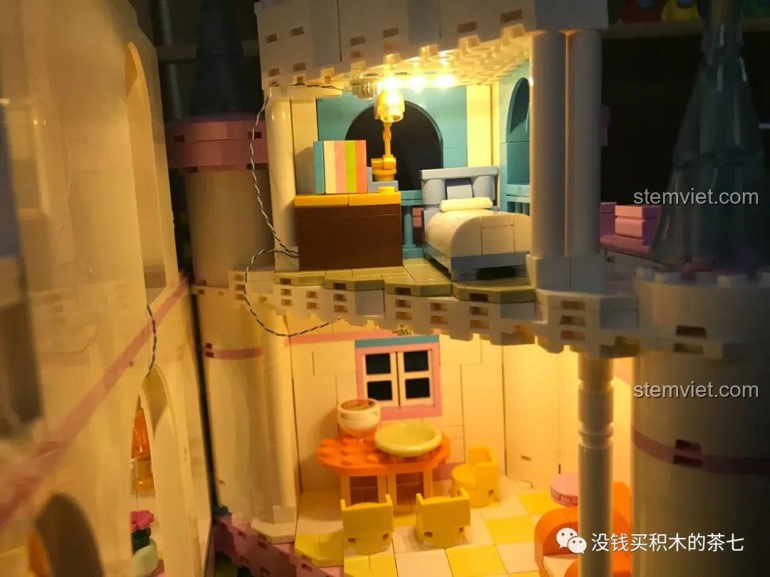 Phòng ăn của lâu đài được chiếu sáng, tạo nên một không gian ăn tối lãng mạn.