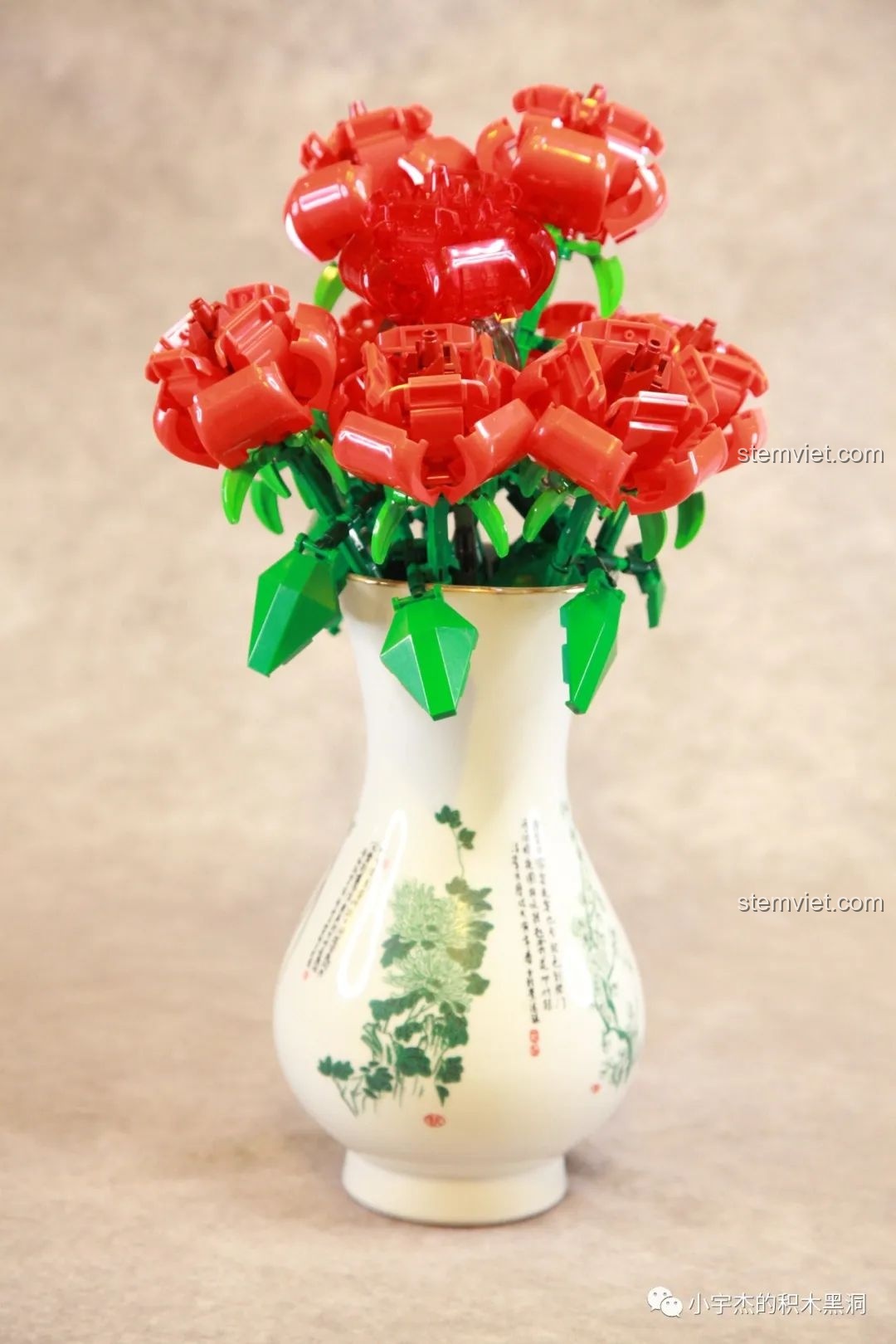 Phong cách cắm hoa Đông Tây kết hợp: bộ lắp ghép hoa hồng SEMBO trong bình gốm sứ Trung Hoa truyền thống.