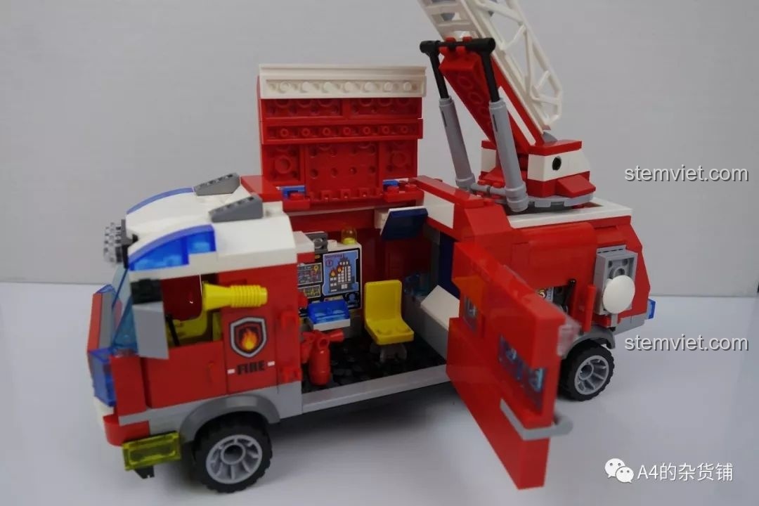 Toàn bộ phần thân xe QMAN 2807 được mở ra, để lộ phòng chỉ huy bên trong với ghế ngồi và bảng điều khiển.