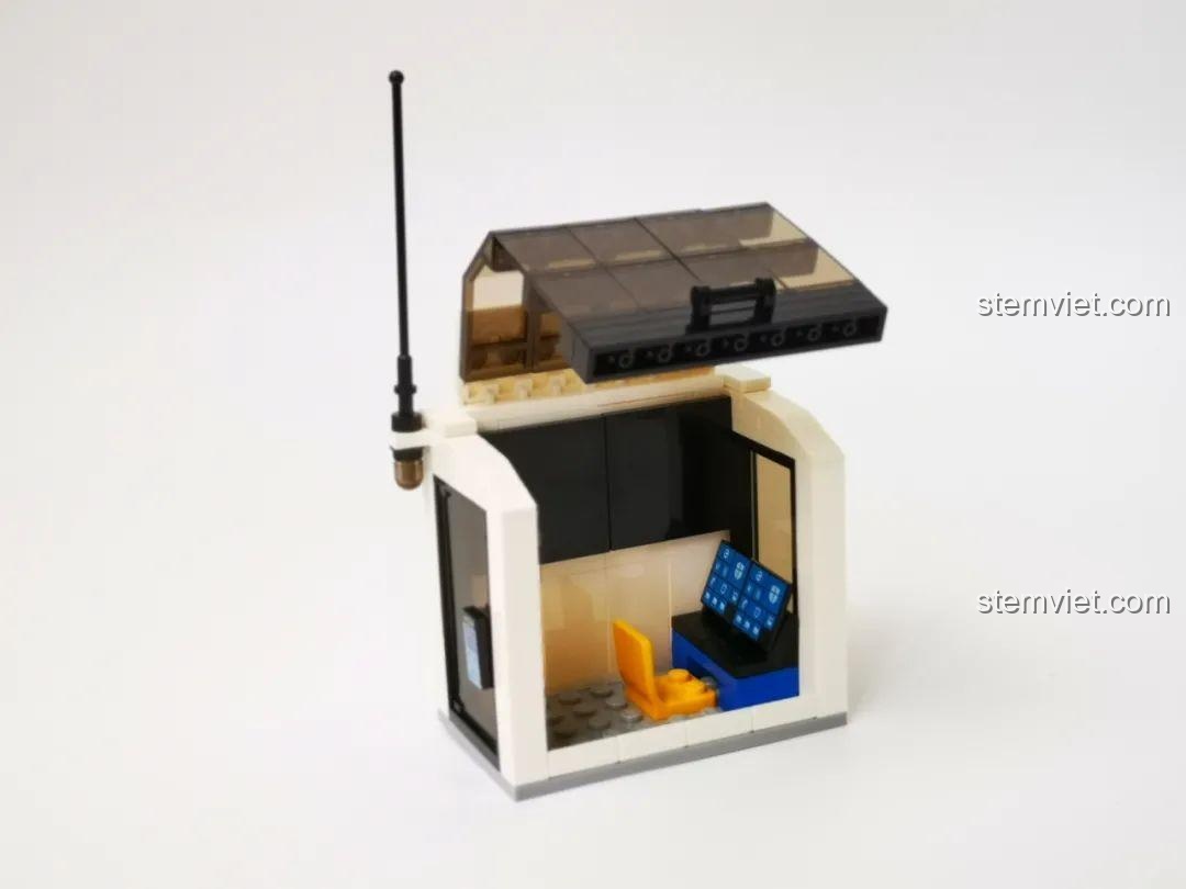 Phòng điều khiển trung tâm của bệ phóng GUDI 10804 có thiết kế mái lật tiện lợi để chơi cùng minifigure.