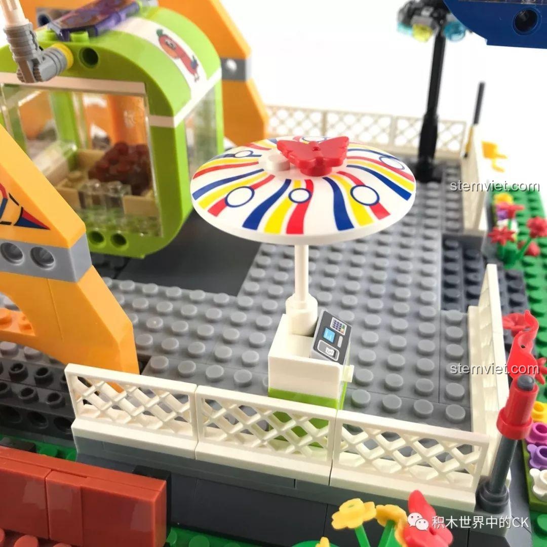 Cận cảnh phòng điều khiển hoặc quầy bán vé nhỏ xinh trong bộ lắp ghép Winner 7036.