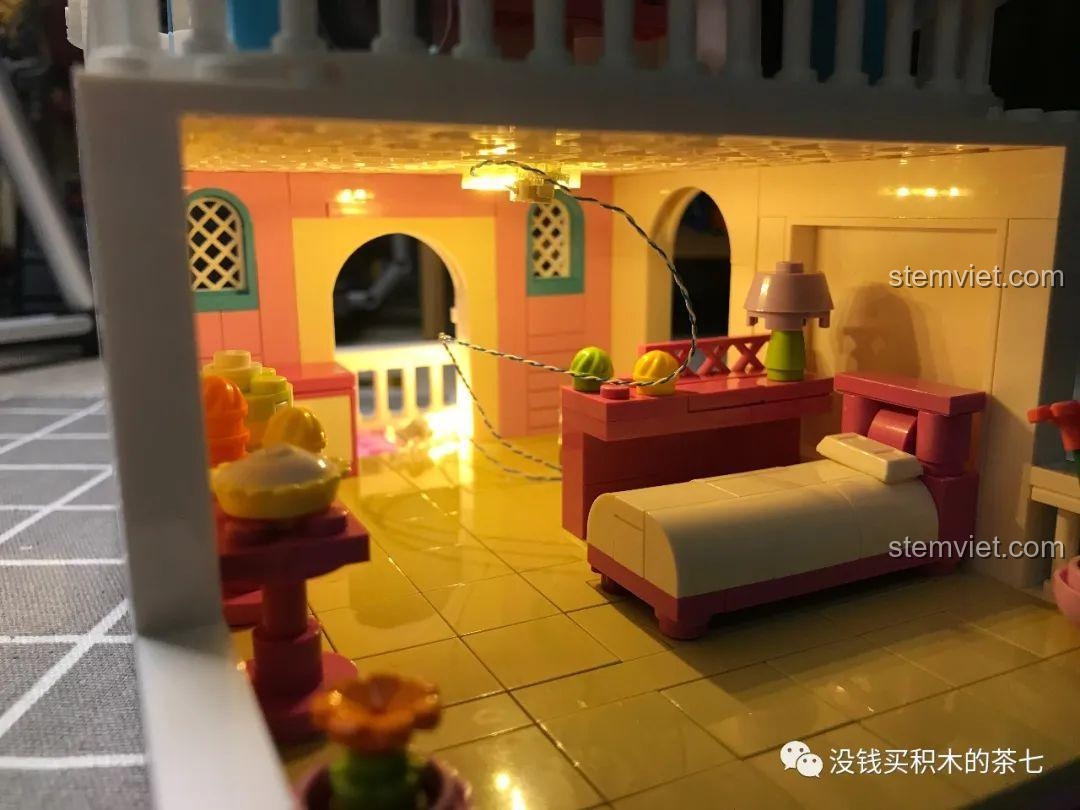 Phòng giải trí trên sân thượng với quả cầu disco và quầy bar, sẵn sàng cho những bữa tiệc.