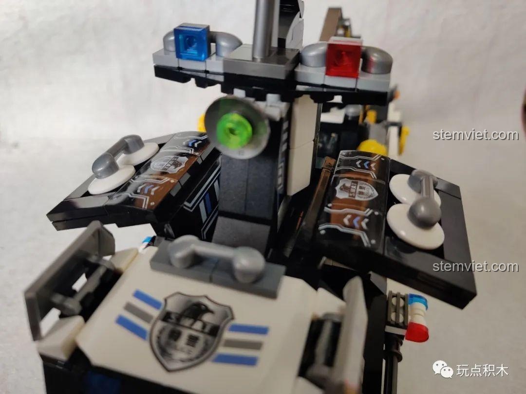 Phòng giám sát bên trong Tàu Tuần Tra Hắc Ưng với các chi tiết màn hình và bảng điều khiển.