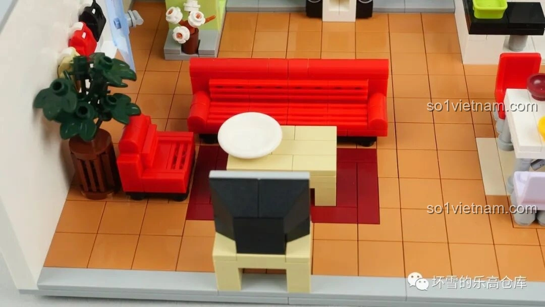 Chi tiết phòng khách của đồ chơi xếp hình Gia Hữu Nhi Nữ SEMBO 601310 với sofa đỏ, bàn trà và TV cổ điển, tái hiện không gian ấm cúng.