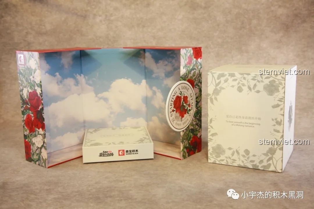 Hộp quà SEMBO 601268 có thể tận dụng làm phông nền trưng bày, tăng thêm vẻ đẹp cho mô hình hoa hồng đỏ.