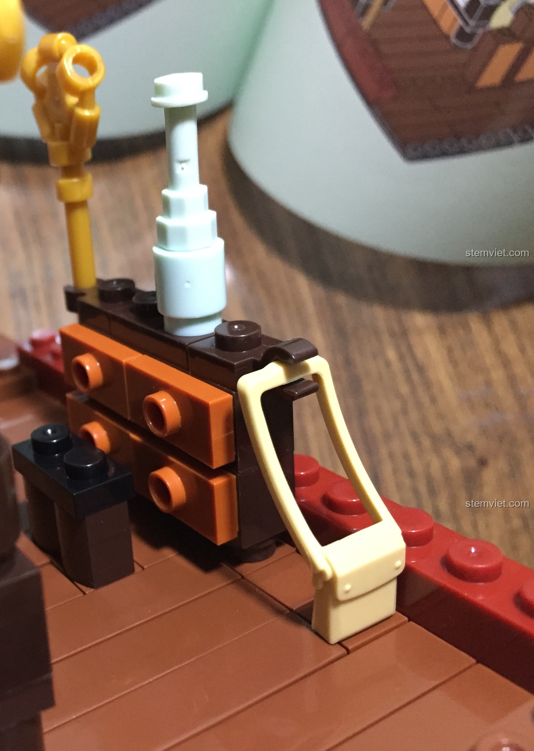 Chi tiết gậy tích trượng và túi hành lý trong phòng ngủ của cao tăng trên tầng hai bộ XINGBAO 1022.