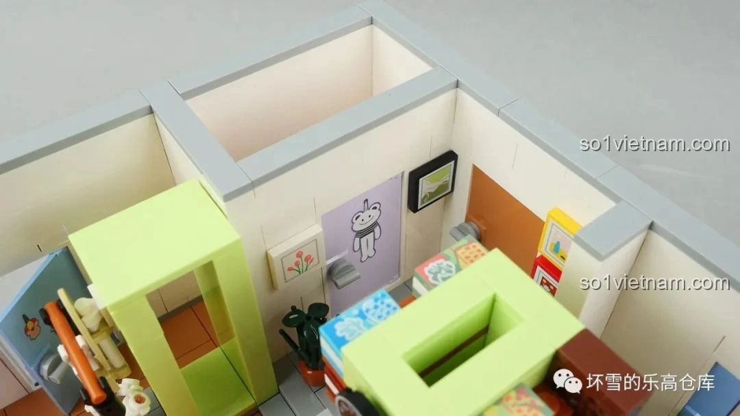 Phòng ngủ Hạ Tuyết trong đồ chơi xây dựng Gia Hữu Nhi Nữ SEMBO, với nội thất bên trong, dù hơi nhỏ nhưng vẫn đầy đủ chi tiết.