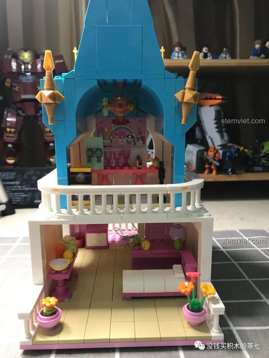 Phòng ngủ tầng hai được chiếu sáng bởi đèn LED, tạo ra một không gian ấm cúng và lung linh.