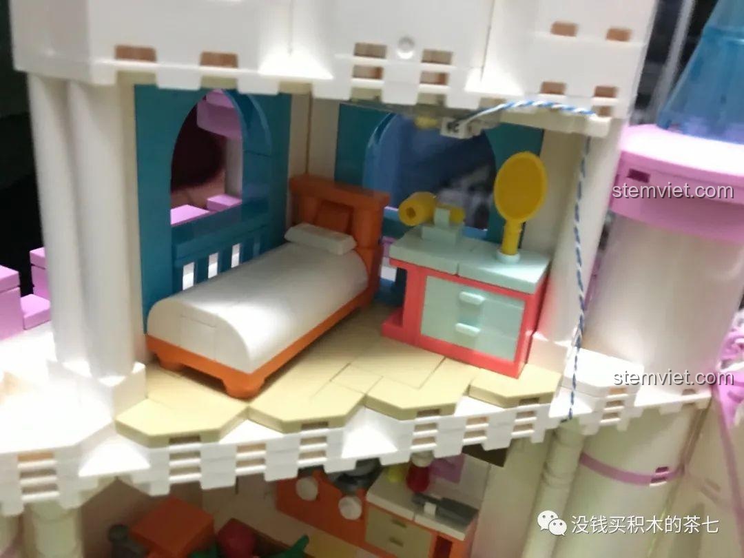 Nội thất của phòng ngủ thứ hai trong tháp phụ, bao gồm giường và tủ sách nhiều màu.