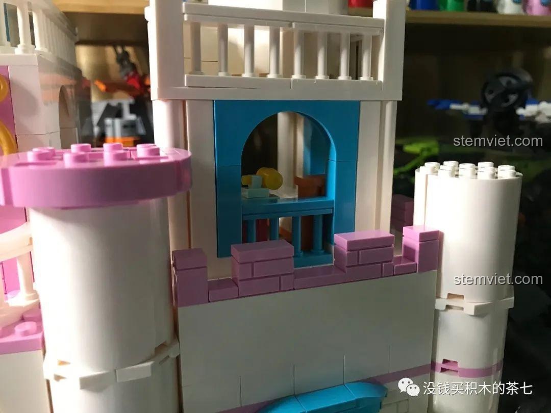 Các phòng nhỏ trong tháp phụ đã được dựng tường và cửa sổ, nhìn từ bên ngoài.