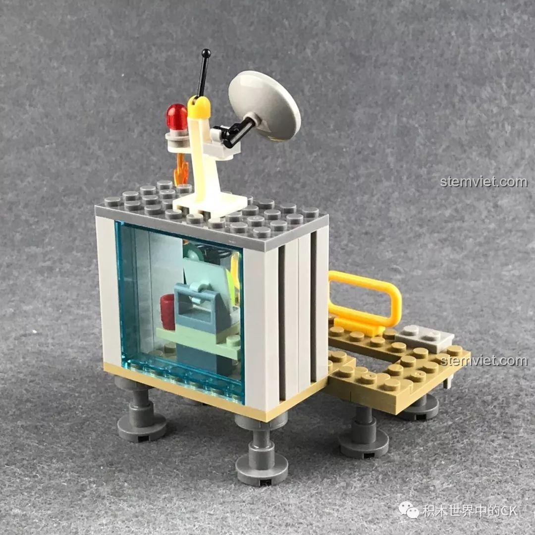 Mô hình phòng thí nghiệm trên biển trong bộ SEMBO 603016, đang có sự cố cháy nổ.