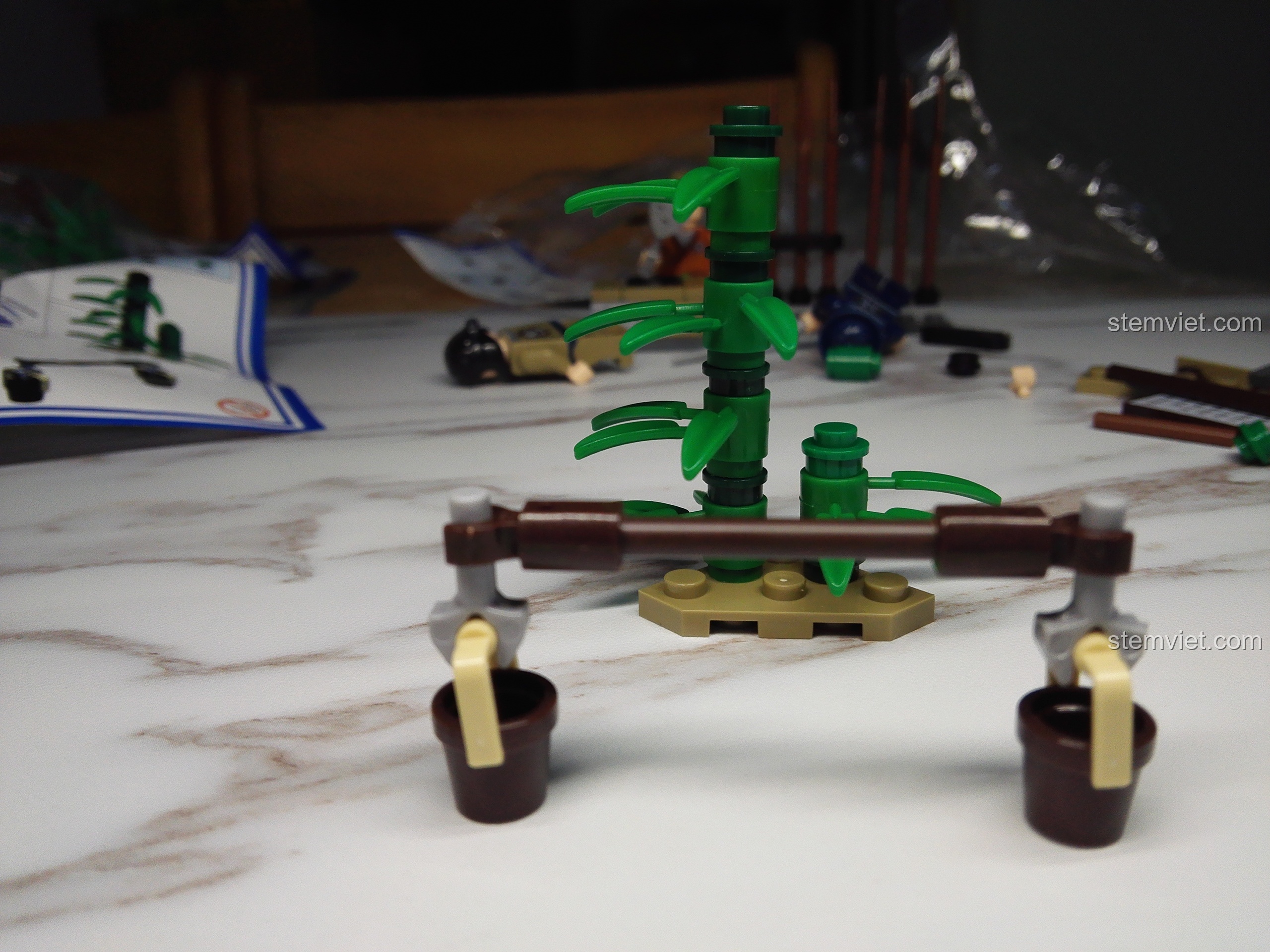 Phụ kiện gánh nước và cây tre của minifigure Bạch Triển Đường KAZI KY5006.