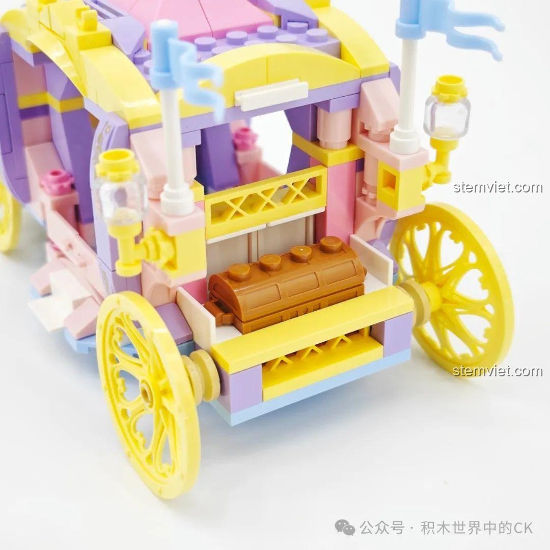 Chiếc rương phía sau xe được mở ra, để lộ các phụ kiện nhỏ như bình nước hoa và đá quý.