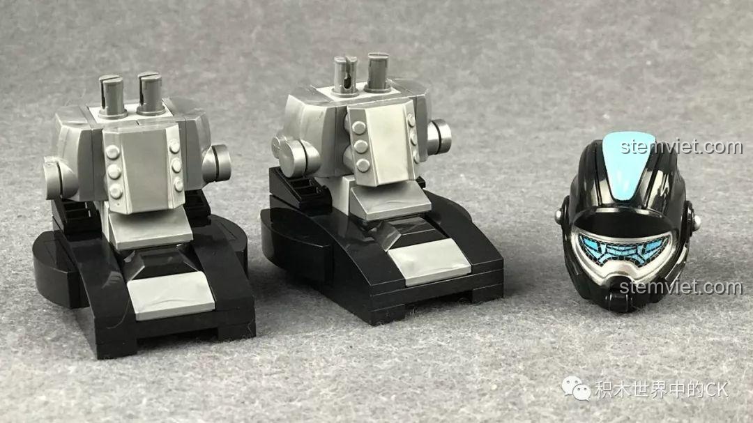 Các phụ kiện đi kèm để biến hình Gấu Bạo Kích thành dạng robot hình người trong bộ đồ chơi QMAN 3605.