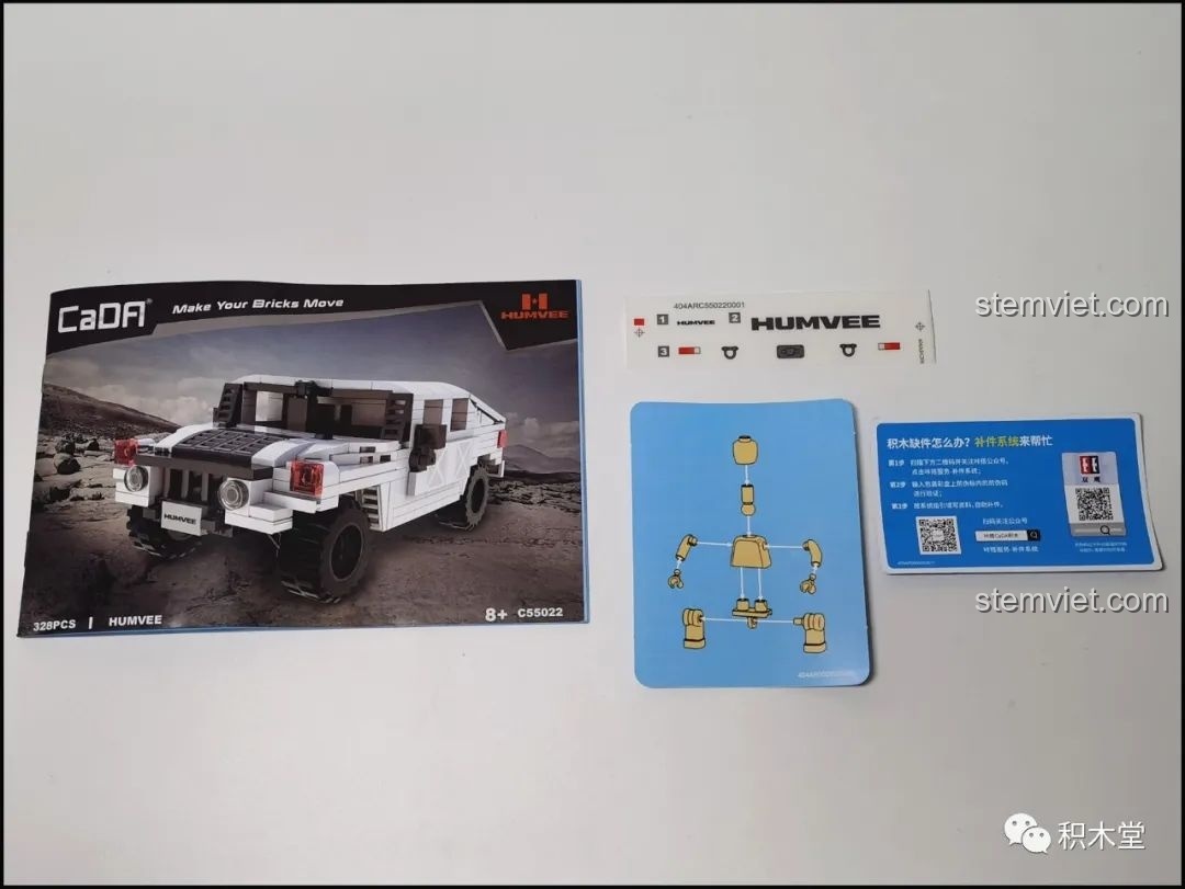 Bộ sản phẩm CaDA C55022 bao gồm sách hướng dẫn chi tiết, sticker, và thẻ hướng dẫn lắp minifigure tài xế Humvee.