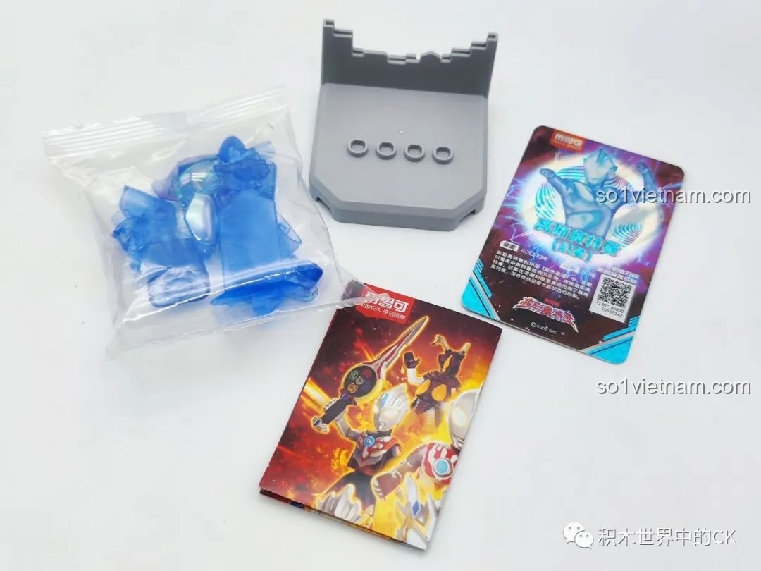 Các phụ kiện đi kèm bộ lắp ráp Ultraman BLOKEES GV-04, bao gồm túi mảnh ghép, đế dựng và thẻ bài Ultraman.