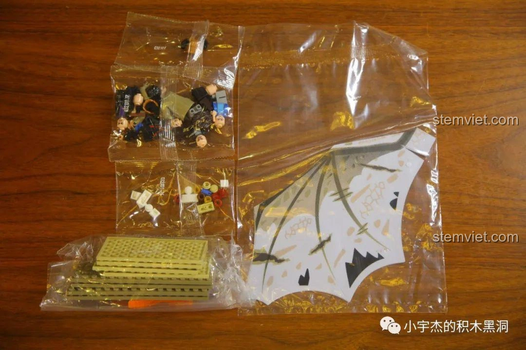 Túi phụ kiện và cánh rồng PVC của bộ lắp ráp MORK 032101 Ngân hàng Gringotts, đa dạng chi tiết.