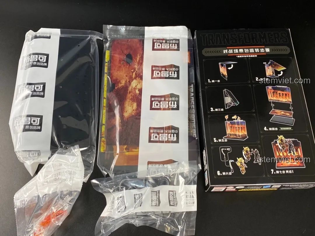 Các mảnh ghép cảnh quan rừng rậm và phụ kiện hiệu ứng năng lượng đi kèm bộ combo BLOKEES Transformers.