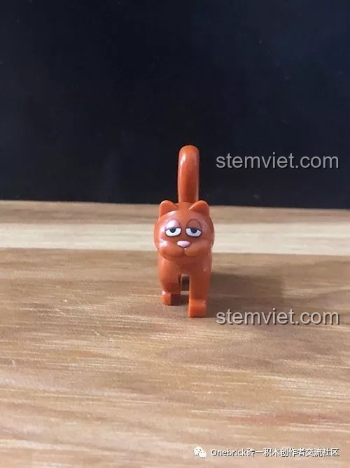 Chú mèo màu cam đáng yêu đi kèm trong bộ đồ chơi mô hình xe cắm trại cổ điển M38 B0707, một phụ kiện ngộ nghĩnh.