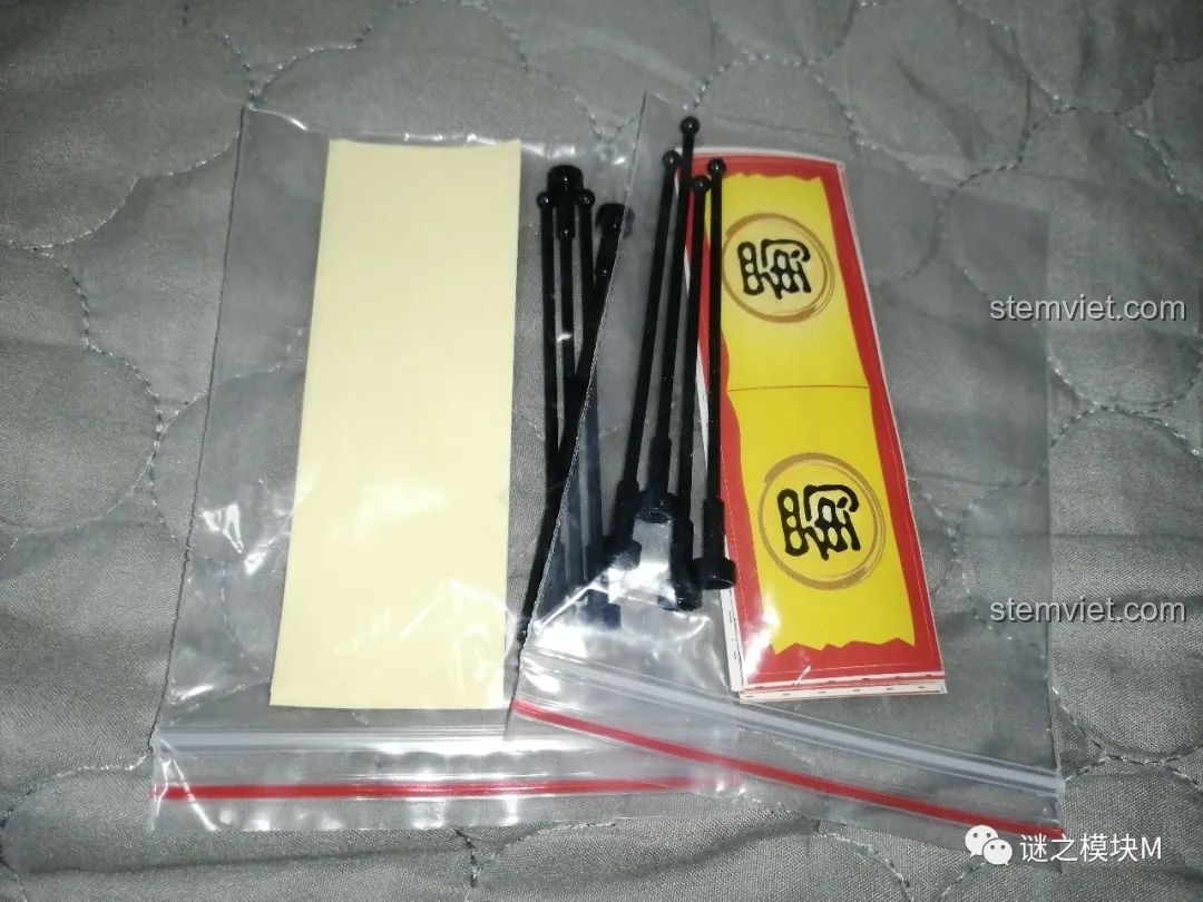 Phụ kiện cờ hiệu dạng sticker và cán cờ đi kèm trong bộ minifigure DECOOL Tam Quốc, chưa được lắp ráp.