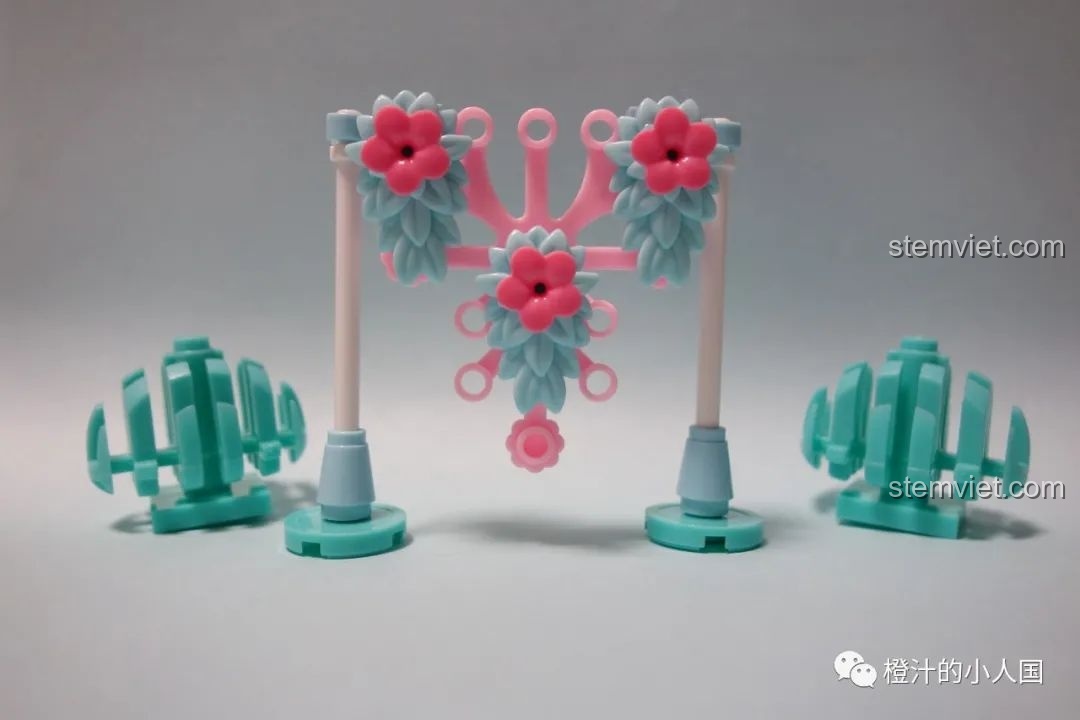 Phụ kiện cổng hoa và bụi cây trang trí trong bộ xếp hình Mô xe cưới cho bé 6 tuổi, màu sắc đáng yêu.