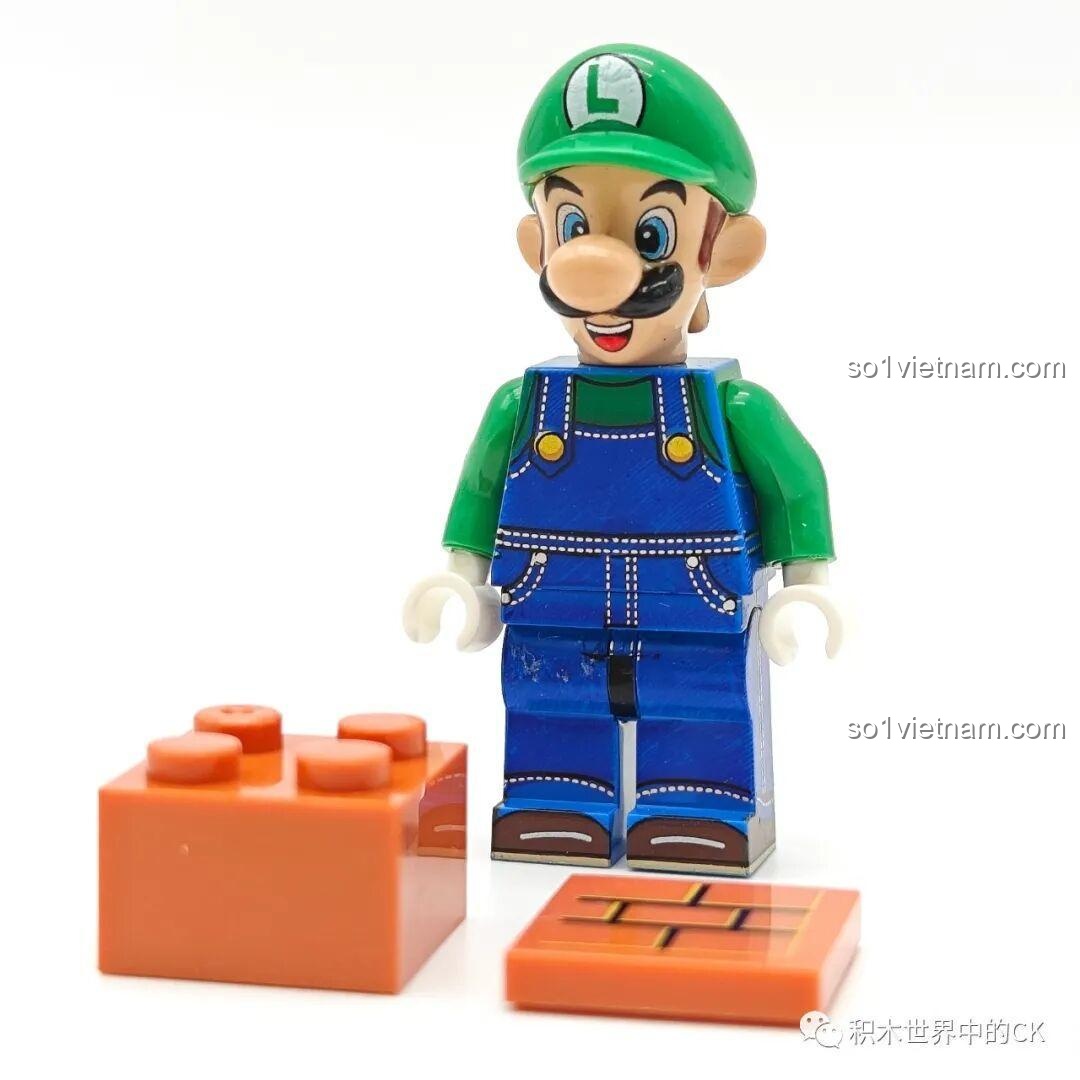Nhân vật Luigi WM6103 cùng các phụ kiện đi kèm là khối gạch màu cam.