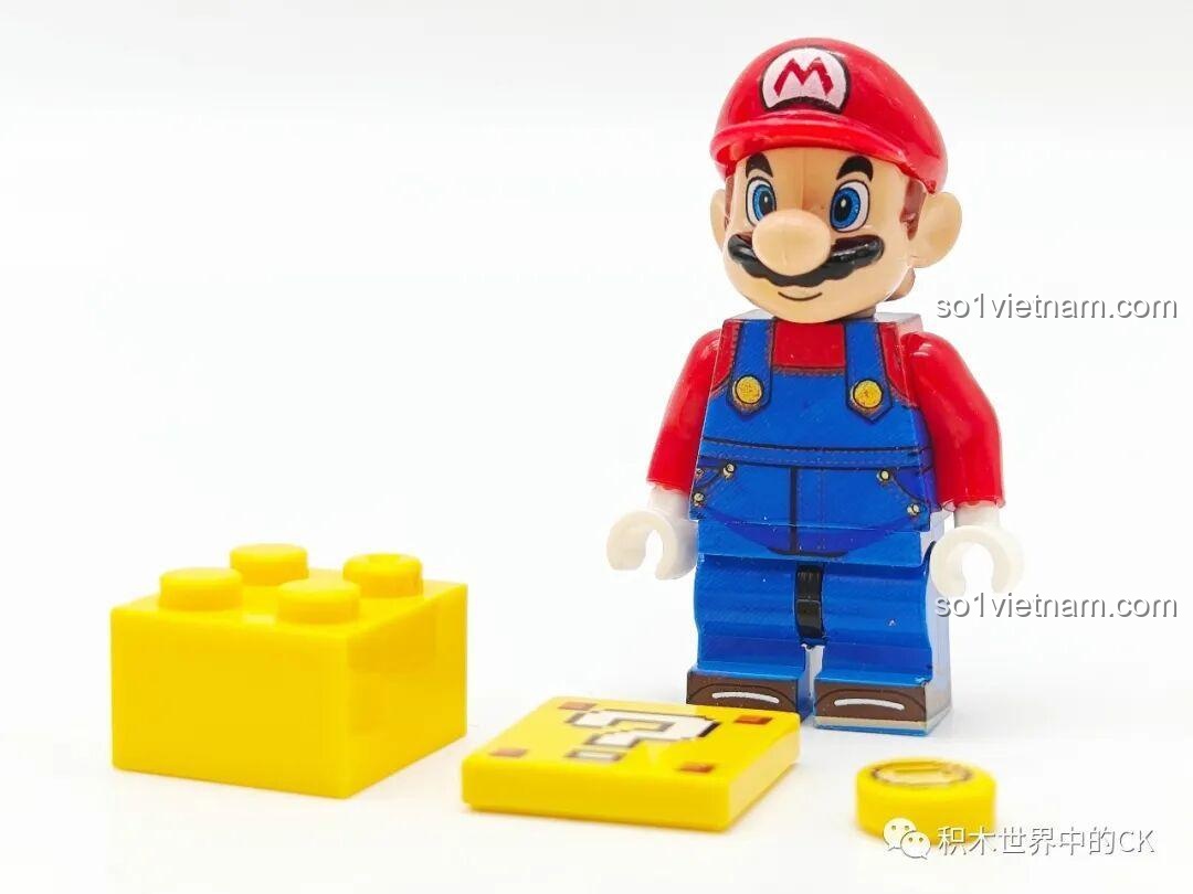 Nhân vật Mario WM6103 cùng các phụ kiện đi kèm là khối gạch, khối dấu hỏi và đồng xu vàng.