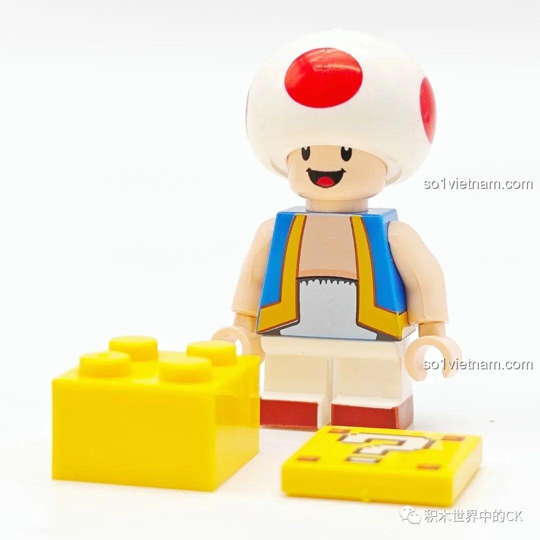 Nhân vật Toad WM6103 cùng các phụ kiện đi kèm là khối gạch và khối dấu hỏi màu vàng.